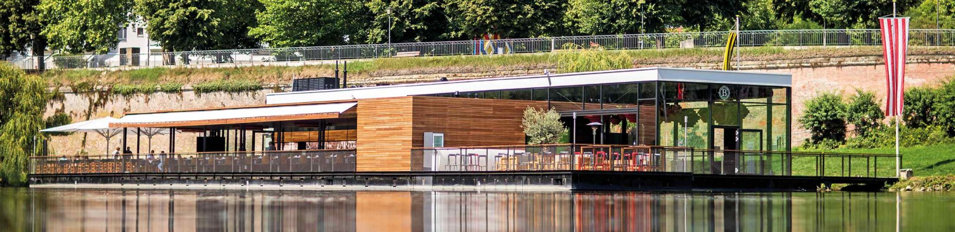 Am Donauufer liegt das Restaurant Bootshaus Ulm.